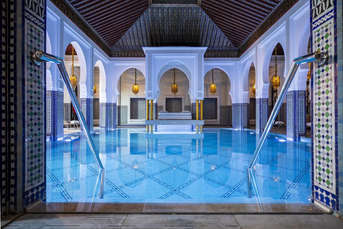 「ラ・マムーニア」の屋内プール。