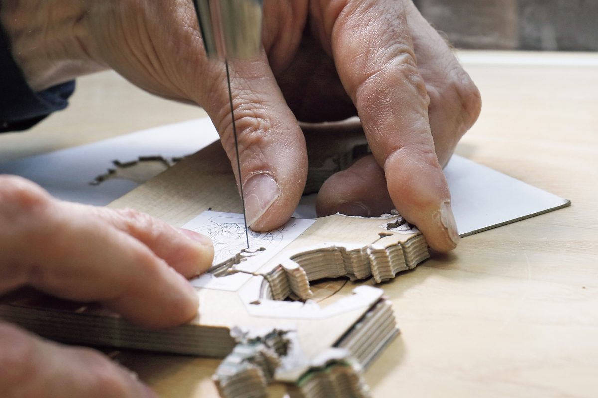 極薄の木片が描くマルケトリ