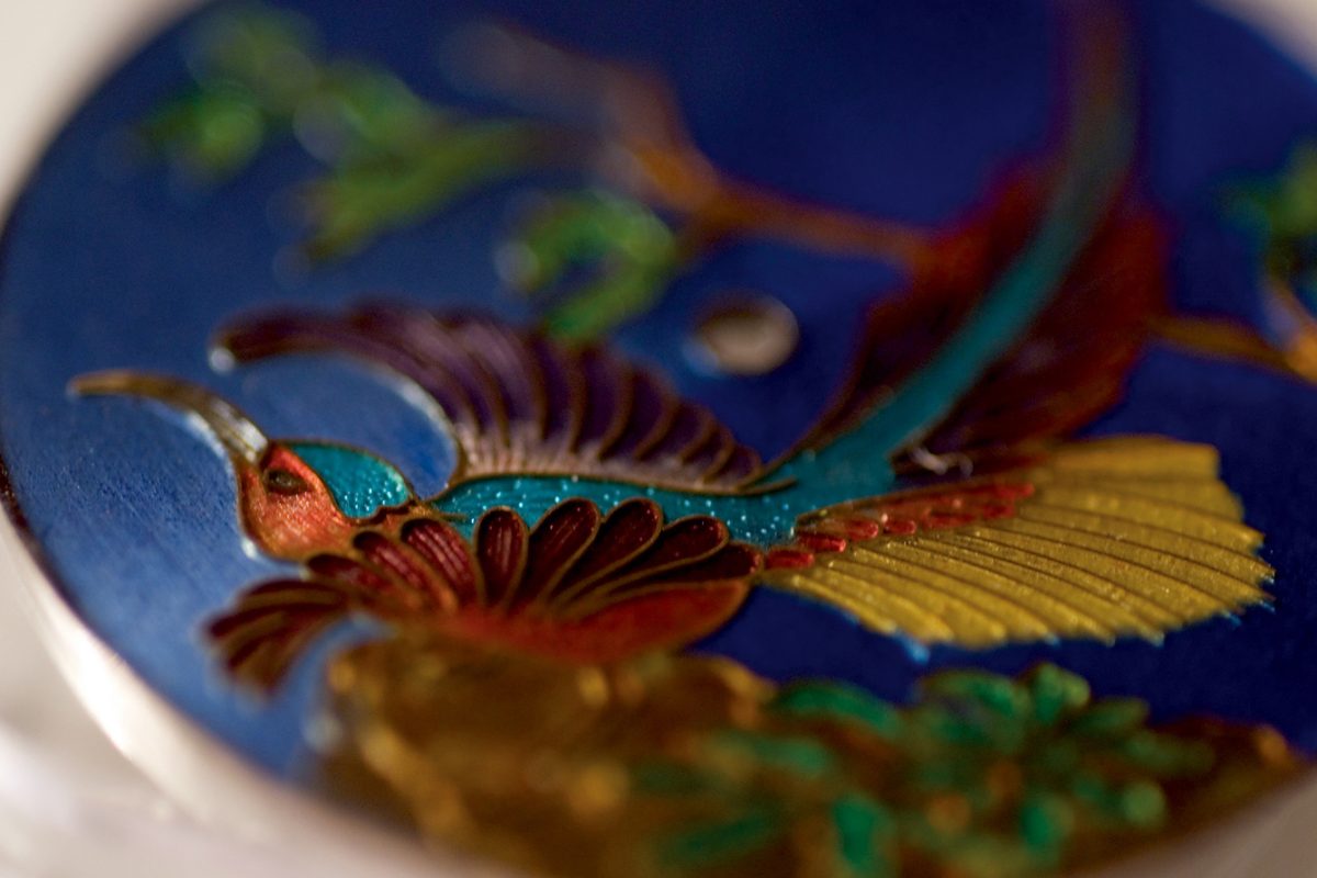 何度も焼成を繰り返し生まれる深い輝き