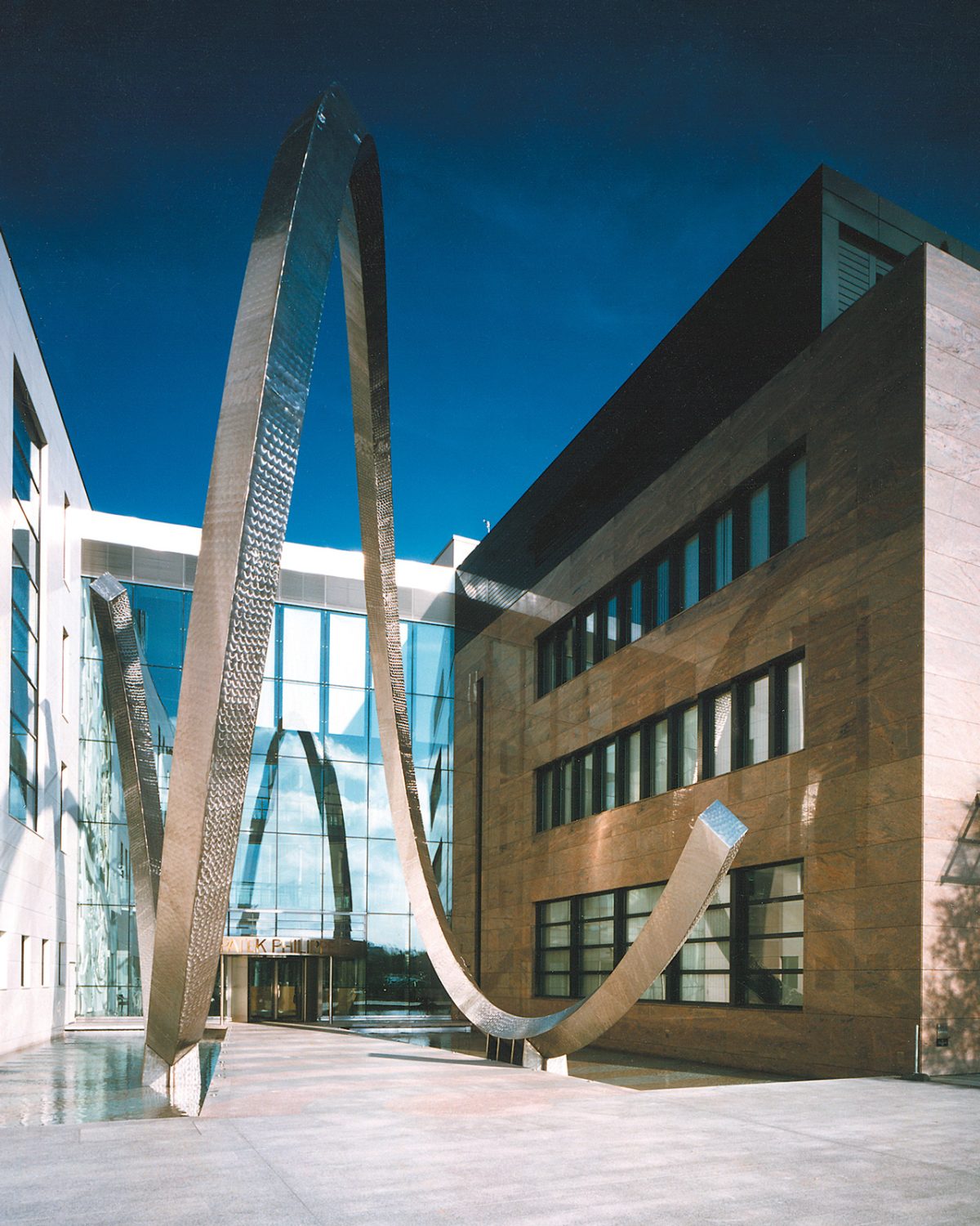 「PP6」前のモニュメント