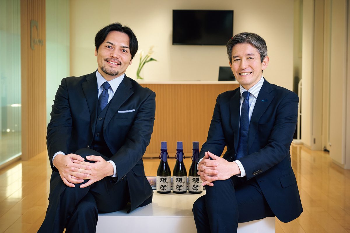 獺祭 代表取締役社長の桜井一宏氏と、DLA PIPER日本代表パートナー 弁護士の石田雅彦氏