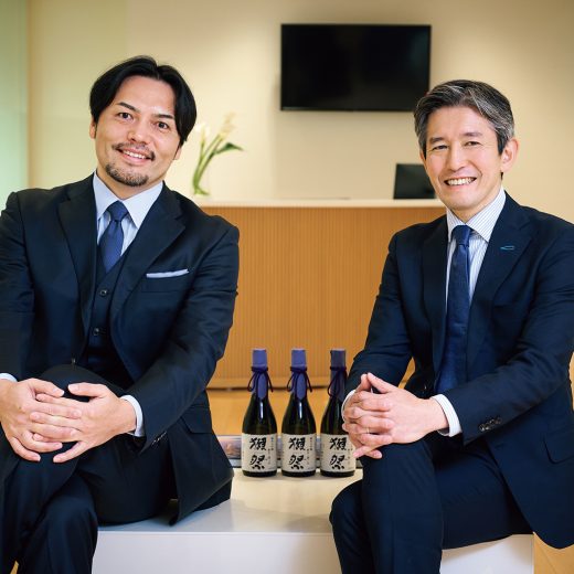 獺祭 代表取締役社長の桜井一宏氏と、DLA PIPER日本代表パートナー 弁護士の石田雅彦氏
