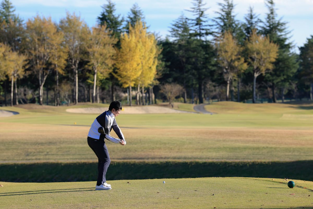 吉田洋一郎の最新ゴルフレッスン/ラウンド中、ボールが右にも左にも曲がるのはなぜか。プッシュアウトとダグフックの共通原因とは