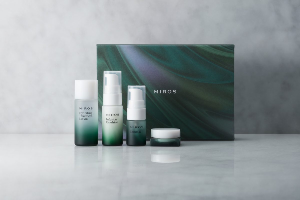 [化粧水 20ml、乳液 14ml、美容液 7ml、クリーム 4g]¥9,900
4種類の製品を1週間たっぷり試すことができるスターターセット。
