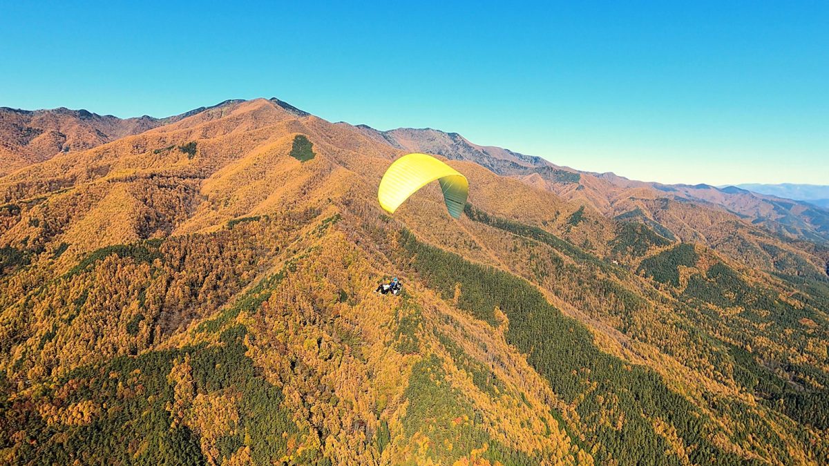 1日1組限定のプライベート・リゾート「ZENAGI」では、パラグライダーなどの体験型アクティビティを提供する。