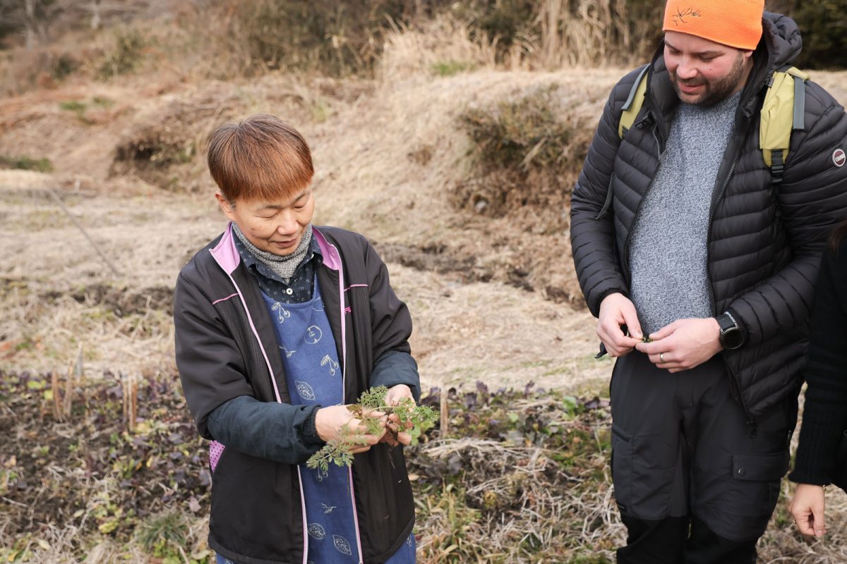 「みなとや農園」の農家の西尾美佐緒さんとルカシェフ。