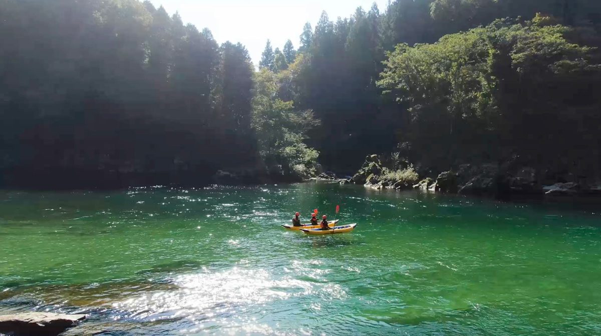 ラフティングやSUPでの川下りの他、シャワークライミング、トレッキングなどのアウトドア体験を楽しめる。