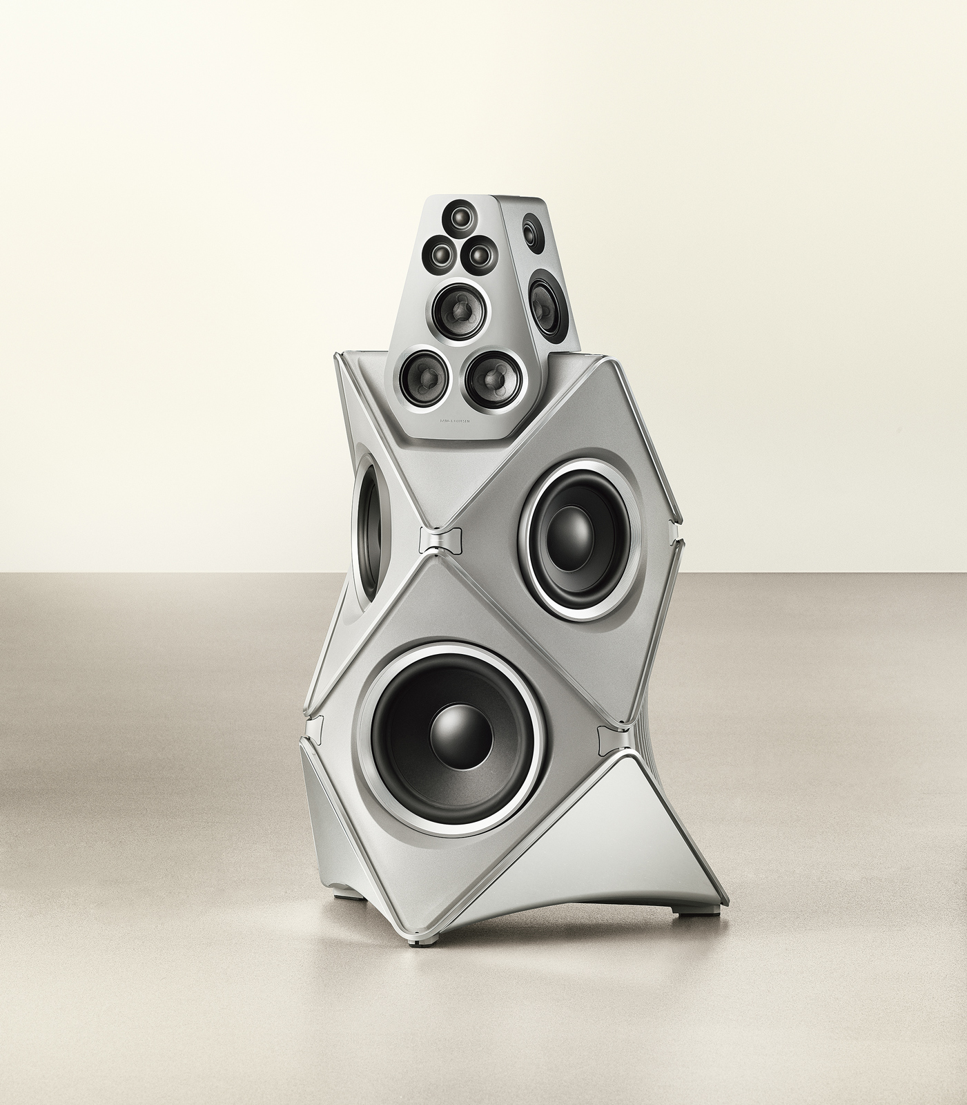 もはや音響か、彫刻か。バング＆オルフセン100周年の結晶「ベオラブ 90