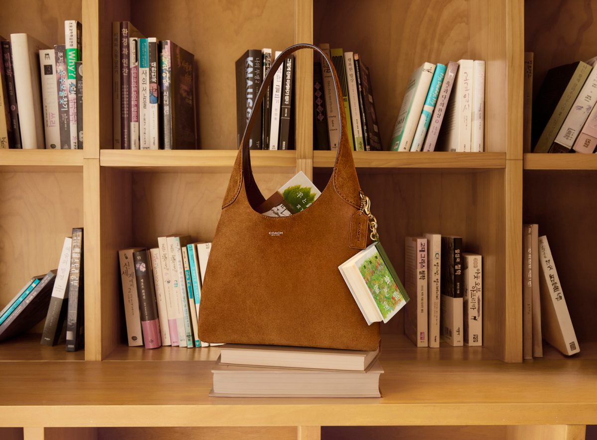 ベストセラー小説『蜜蜂と遠雷』『羊と鋼の森』がバッグに。コーチから“読めるブックチャーム”が登場