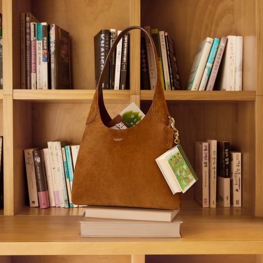 ベストセラー小説『蜜蜂と遠雷』『羊と鋼の森』がバッグに。コーチの“読めるブックチャーム”