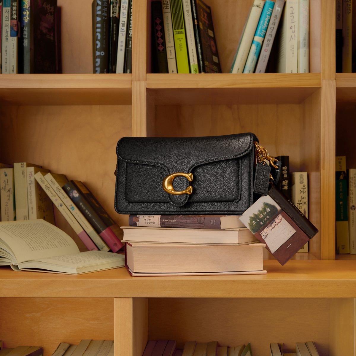 ベストセラー本『蜜蜂と遠雷』『羊と鋼の森』がバッグに。コーチから“読めるブックチャーム”が登場／『羊と鋼の森』