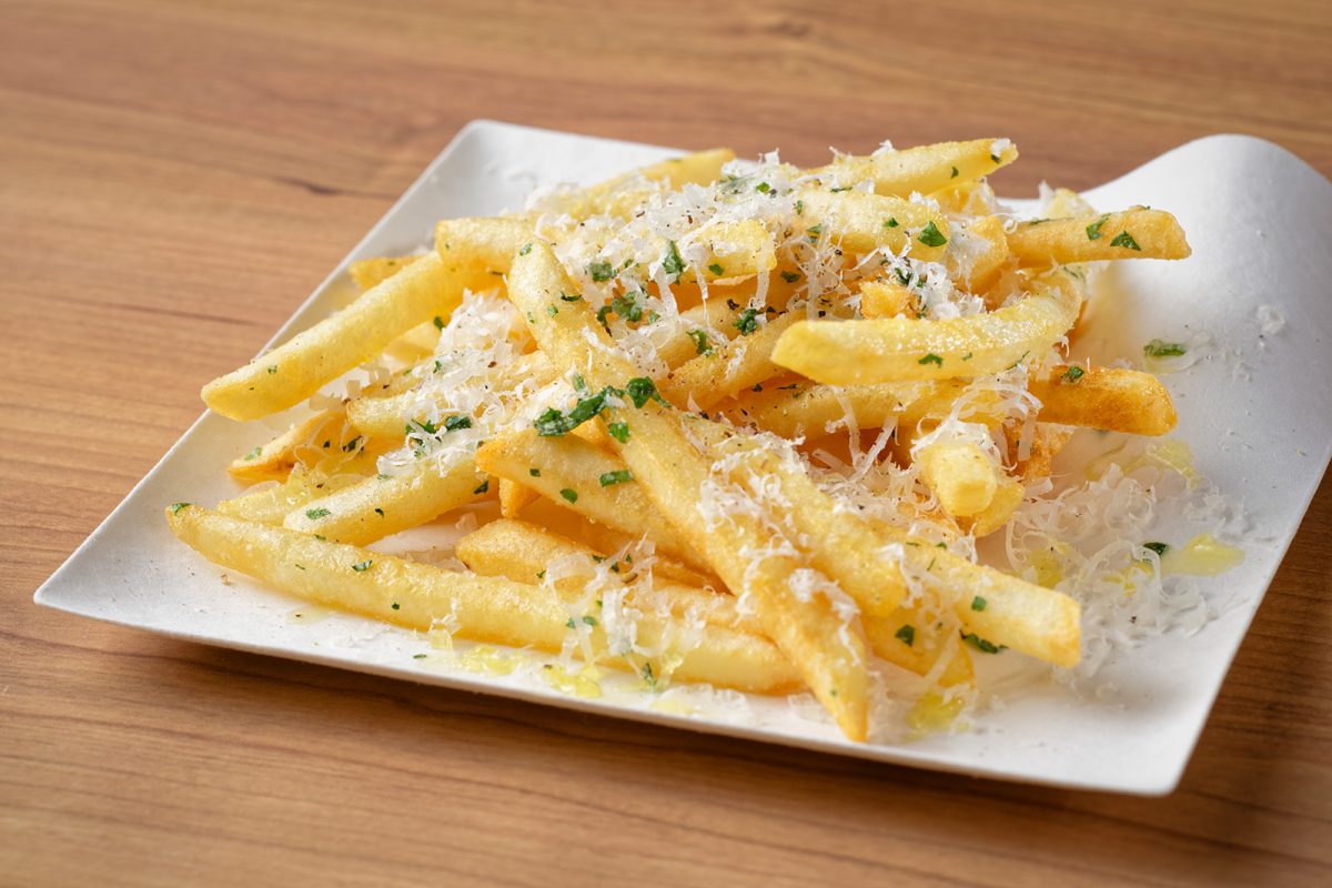 24ヶ月熟成パルミジャーノチーズとトリュフ香るフライドポテト／ess.