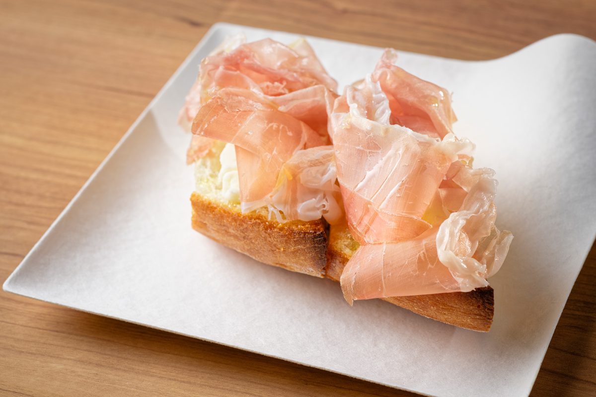 擦りたて生ハムと発酵バターのブルスケッタ／ess.