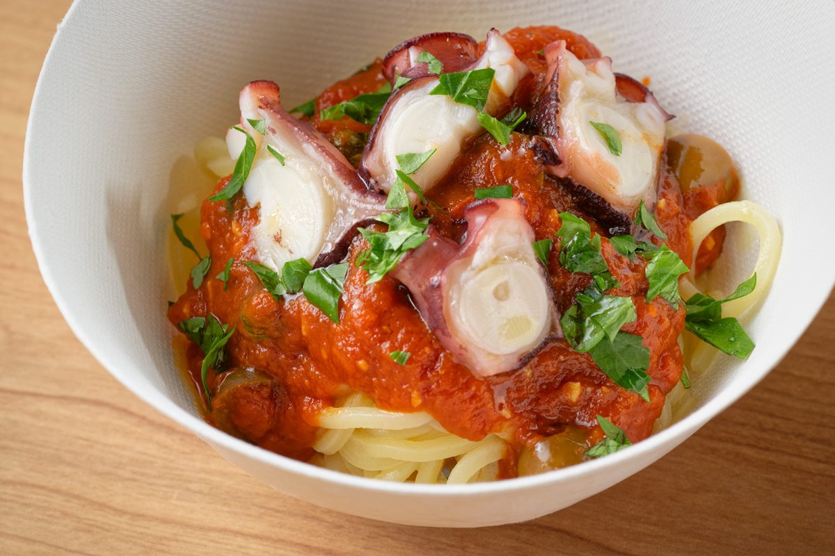 茹であげ真蛸のアラビアータソースの生パスタ／ess.