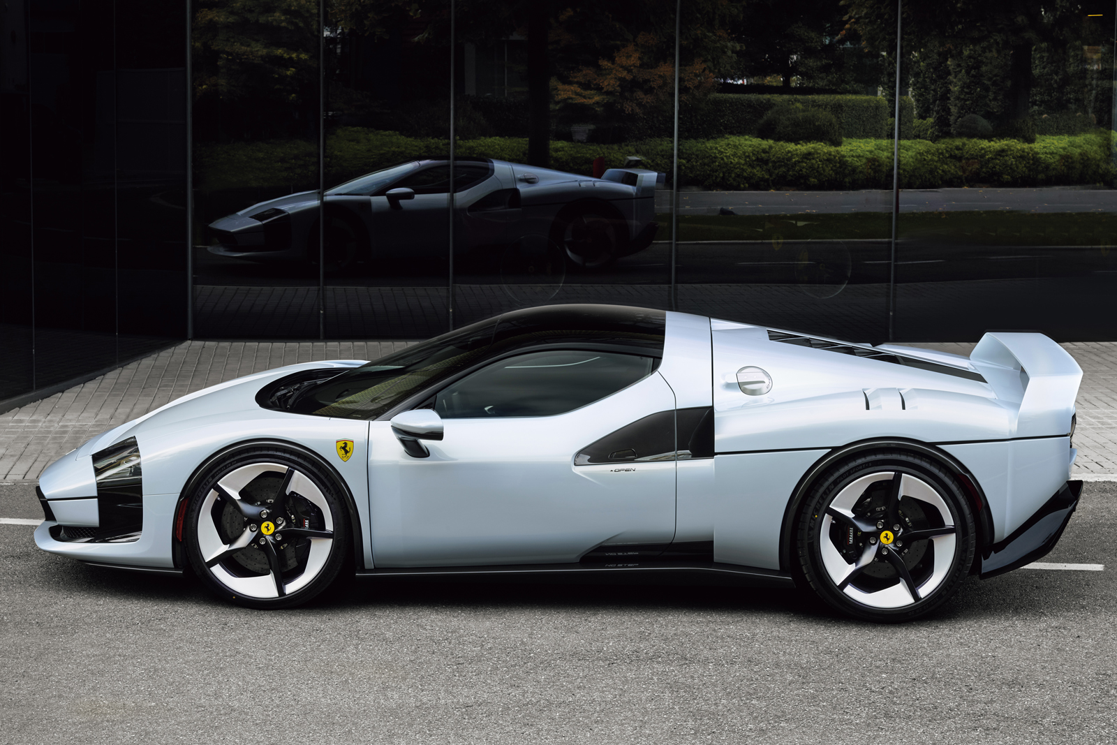 オーダー価格は約10億円！ フェラーリ、伝説のスーパーカーF40オマージュのワンオフモデル「SC40」