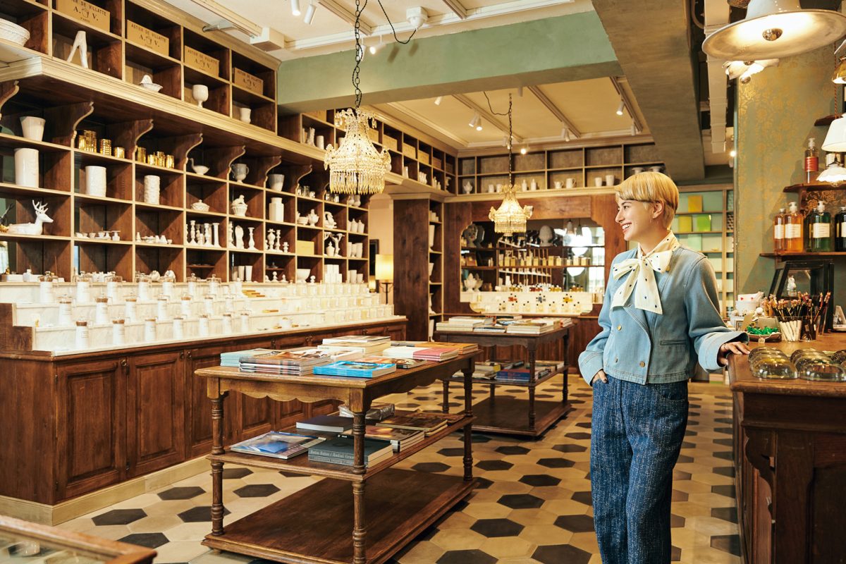 「アスティエ・ド・ヴィラット 東京フラッグシップストア」の店内を見渡すホラン千秋さん