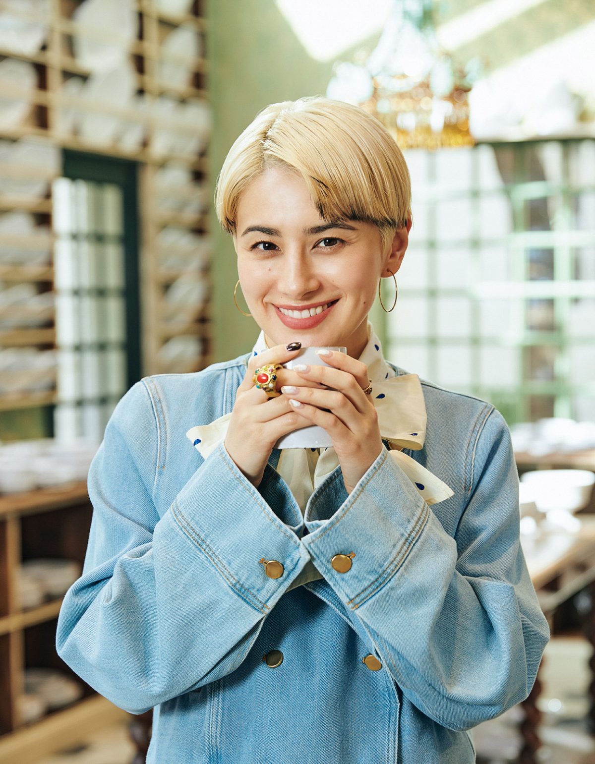 カップを持つホラン千秋さん