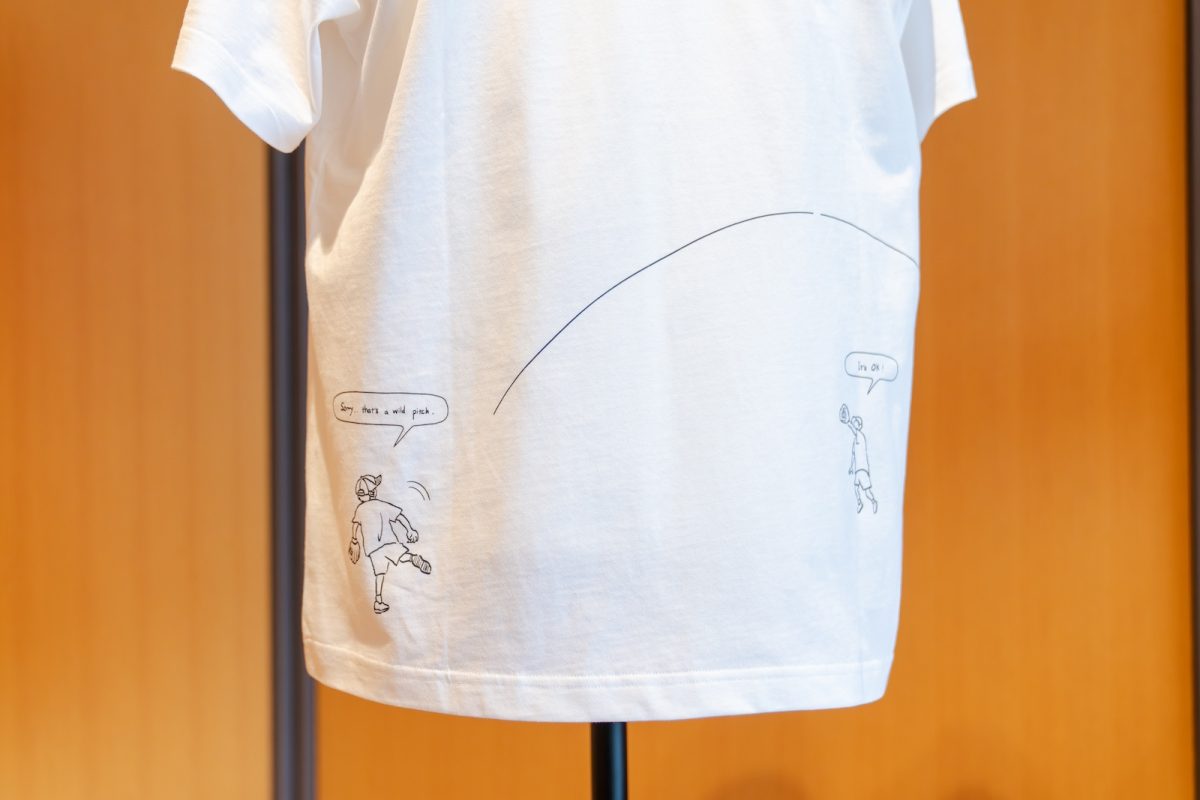 栗山英樹氏が、ユニクロによるチャリティTシャツプロジェクト「PEACE FOR ALL」に参加。「PEACE FOR ALL チャリティTシャツ」¥ 1,500