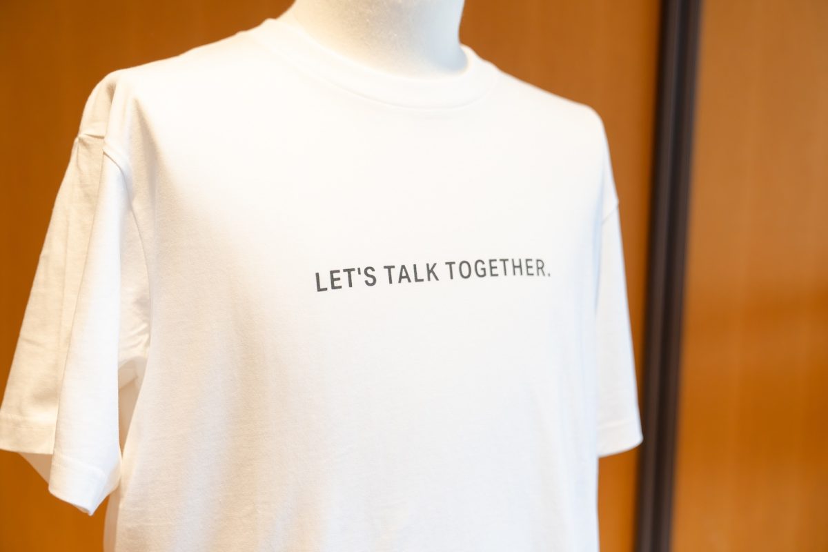 栗山英樹氏が、ユニクロによるチャリティTシャツプロジェクト「PEACE FOR ALL」に参加。「PEACE FOR ALL チャリティTシャツ」¥ 1,500