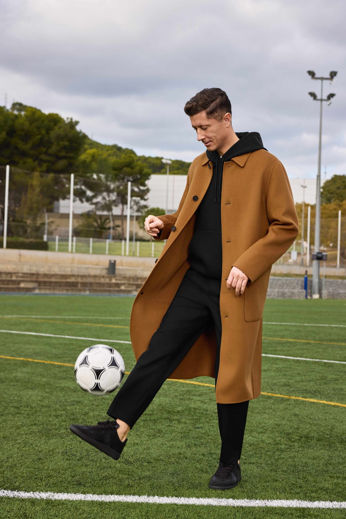 世界屈指のストライカー、ロベルト・レヴァンドフスキが選ぶ装い。マッカージュ最新コレクション