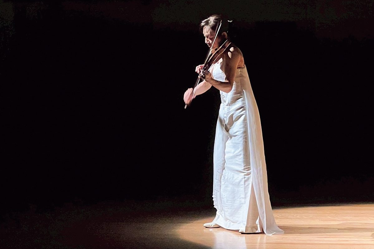 ヴァイオリンを弾く千住真理子