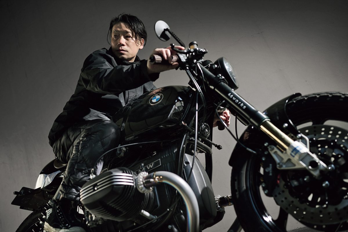 バイクにまたがる谷尻誠氏