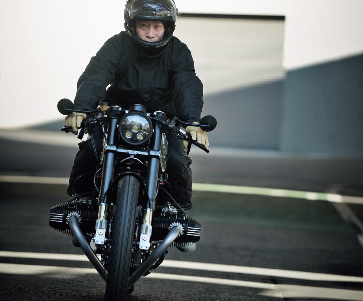 バイクに乗る谷尻誠氏