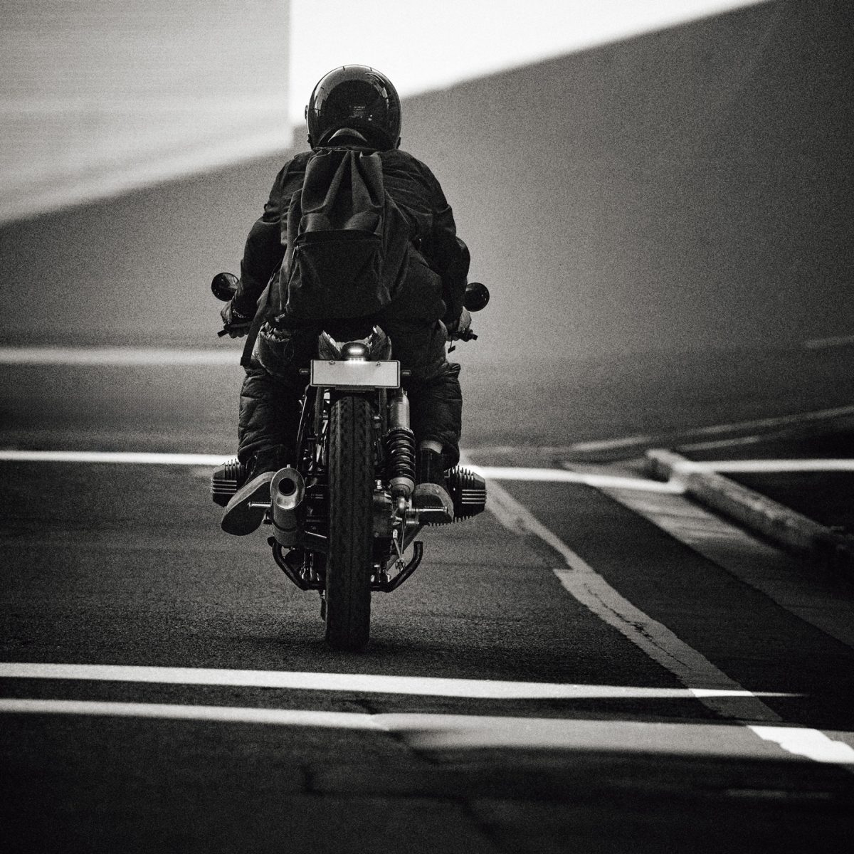 バイクに乗る谷尻誠氏の後姿