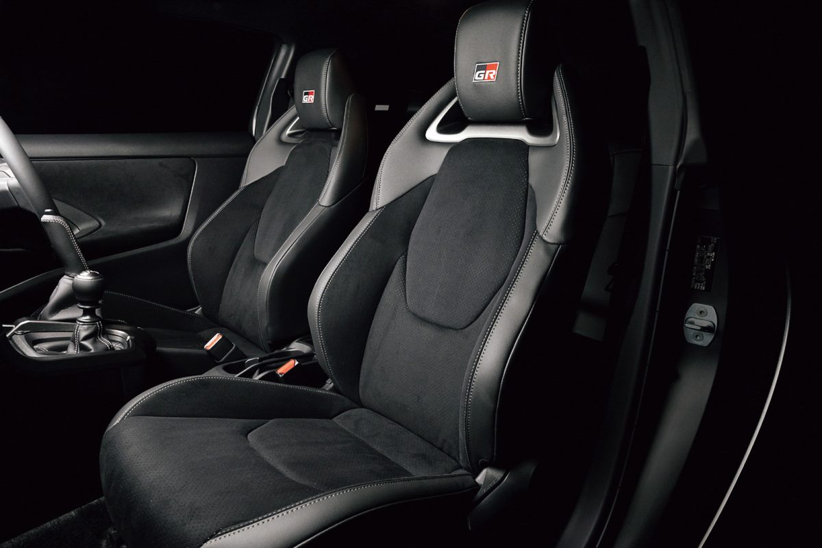 「TOYOTA GAZOO RACING GR YARIS SÈBASTIEN OGIER 9X WORLD CHAMPION EDITION」の座席