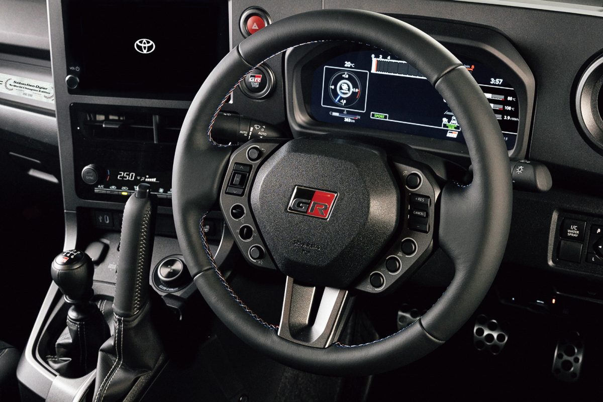 「TOYOTA GAZOO RACING GR YARIS SÈBASTIEN OGIER 9X WORLD CHAMPION EDITION」のハンドル