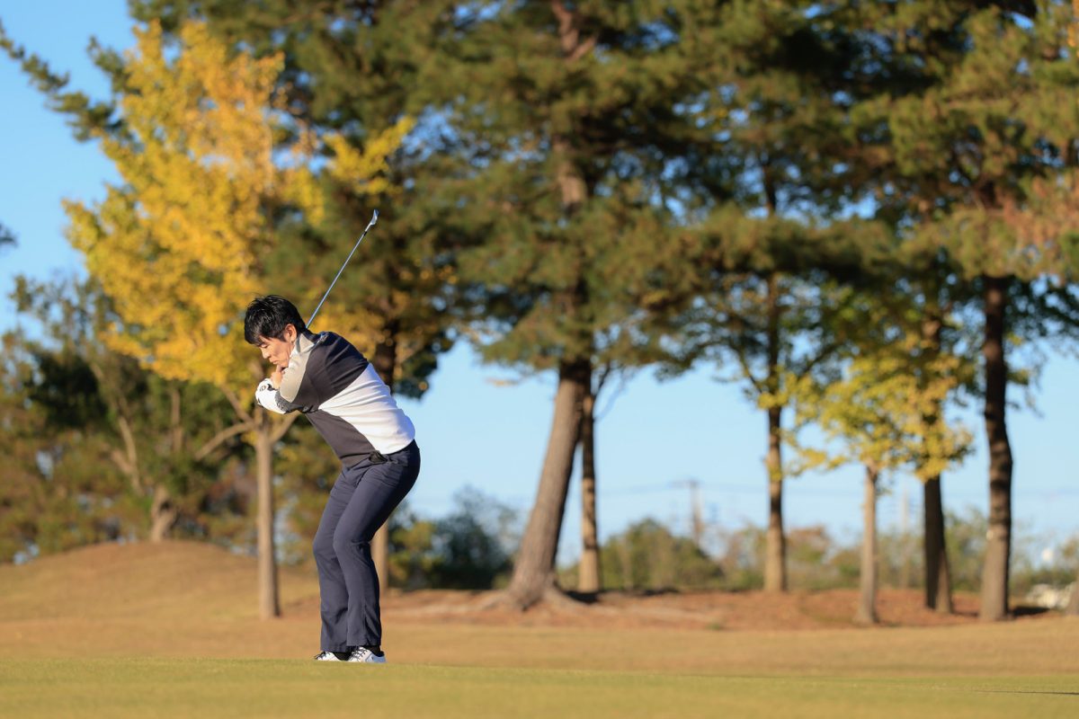 吉田洋一郎の最新ゴルフレッスン／ドライバーで突然のチーピン、アイアンはトップ…そのミス「切り返しの力み」が原因かもしれない