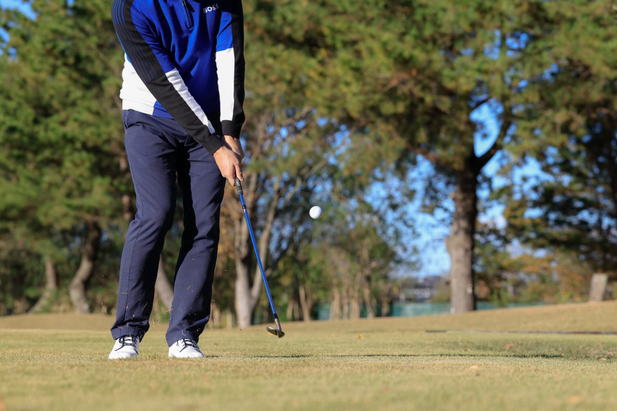 吉田洋一郎の最新ゴルフレッスン／グリーン周りでダフる人の共通点。“右足体重アプローチ”を直す方法
