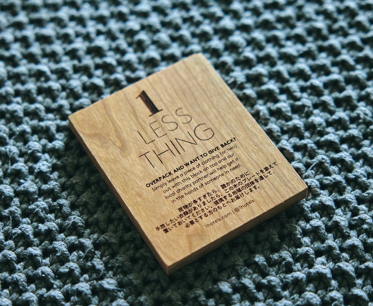 「1 Hotel Tokyo」の「1 Less Thing」の札