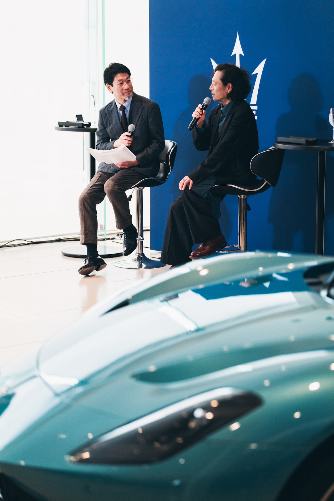 GOETHE編集長・池上雄太（左）と三上博史氏（右）。