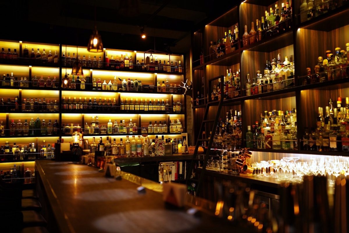 スイーツショップのなかに現れるオーセンティックバー「JustIn」