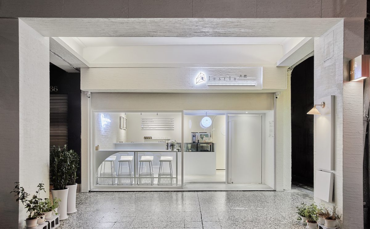 スイーツショップのなかに現れるオーセンティックバー「JustIn」