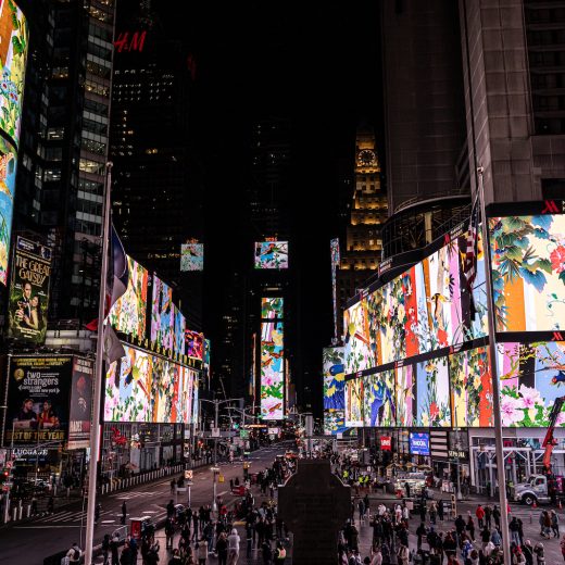 現代美術家・松山智一、深夜のタイムズスクエアをジャックし伝えたかったこと
