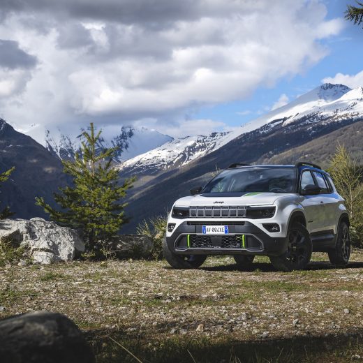 サーフィンもキャンプもガンガン行ける。ジープ最小「アべンジャー 4xeハイブリッド」はZ世代とのシェアに最適だった【試乗】