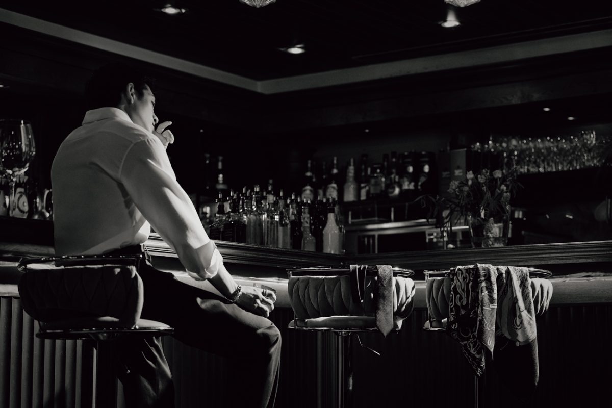 バーで佇む男性