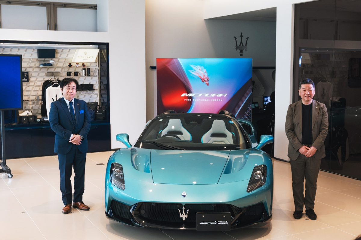 MCPURA CIELOのアンヴェールには、マセラティ福岡店長の萩尾隆司氏と、マセラティ ジャパンのシニアアドバイザー木村隆之氏が登壇。