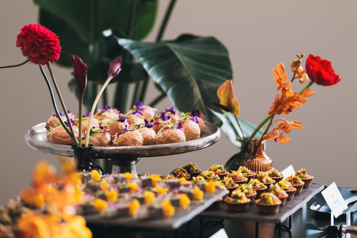 イタリアにまつわる華やかなフィンガーフードが会場に彩りを添える。味覚を通してもイタリア文化の奥行きに触れられる、五感で楽しむもてなしとなった。
