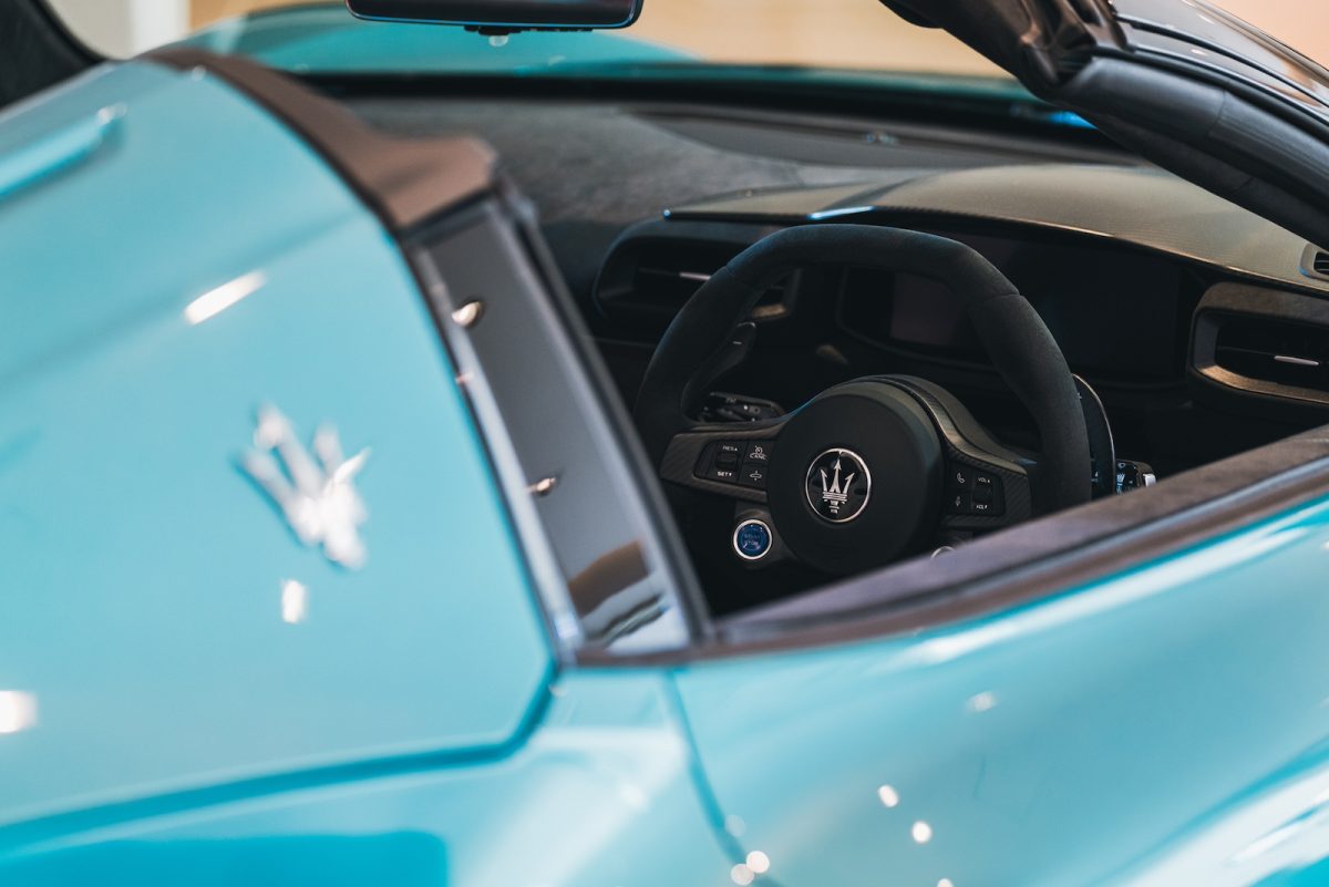 V6ネットゥーノを積む、希少な純エンジンのスーパースポーツ。官能的な造形と圧倒的な性能によって、走りを歓びへと昇華したのがMCPURAだ。