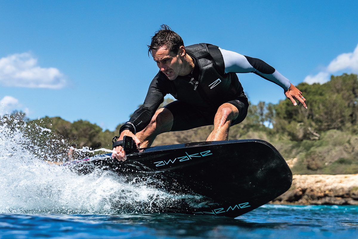 「awake」に乗る男性