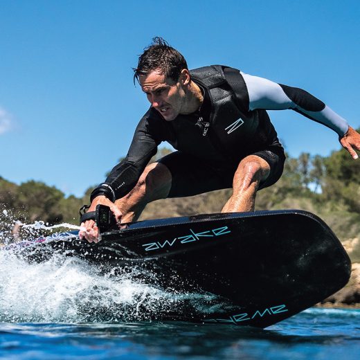 「awake」に乗る男性