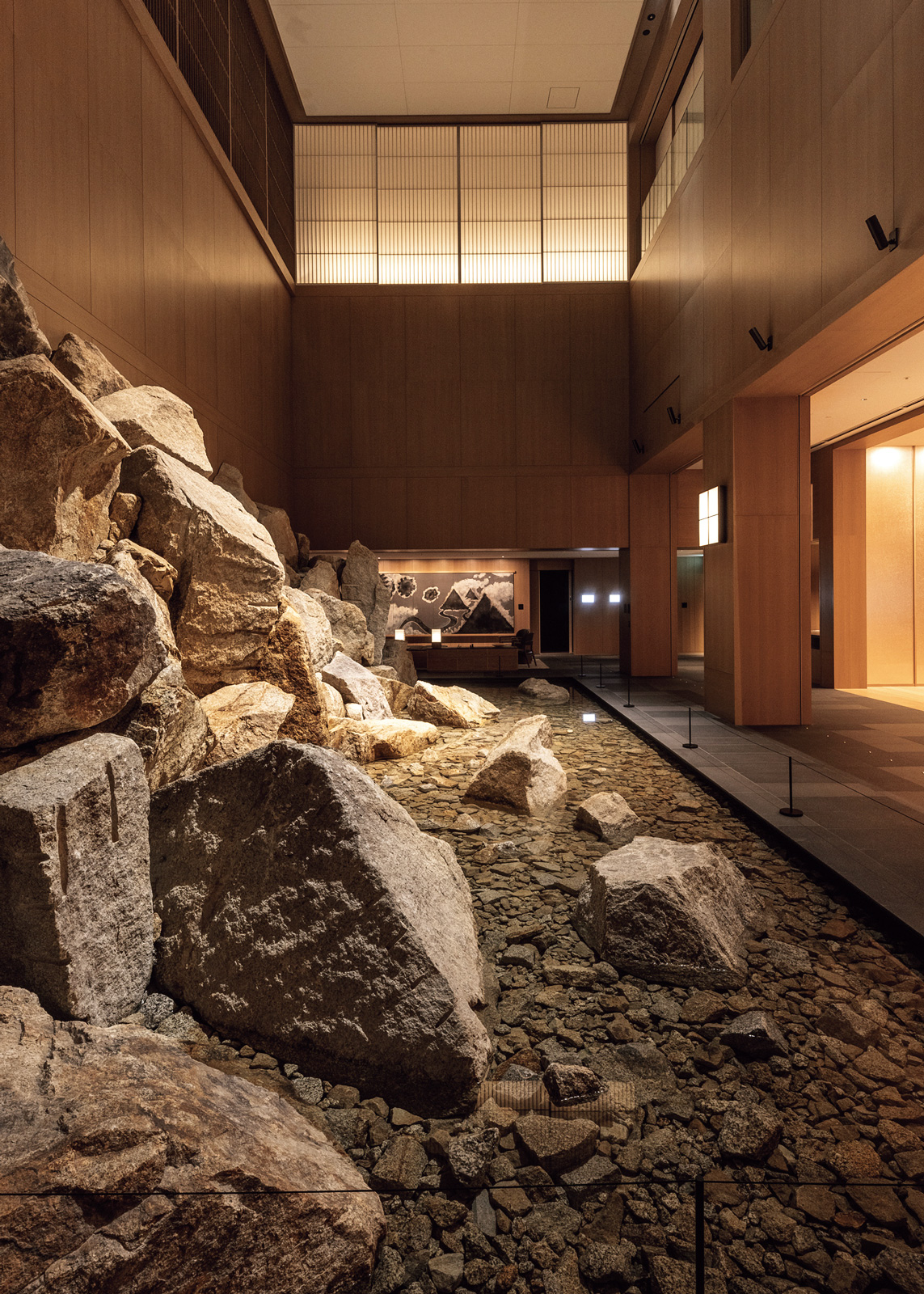 「カペラ京都」の石造りの滝