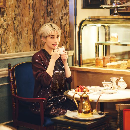 「Bacha Coffee 銀座」でコーヒーを飲むホラン千秋さん