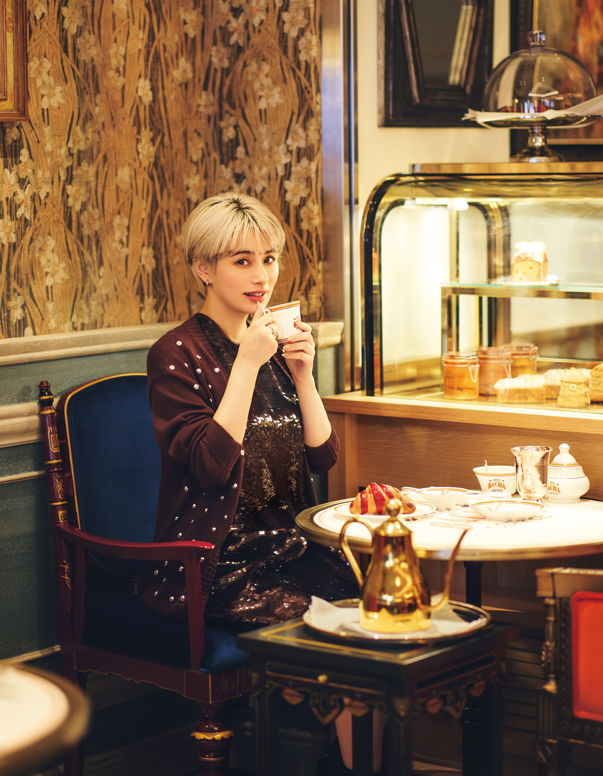 「Bacha Coffee 銀座」でコーヒーを飲むホラン千秋さん