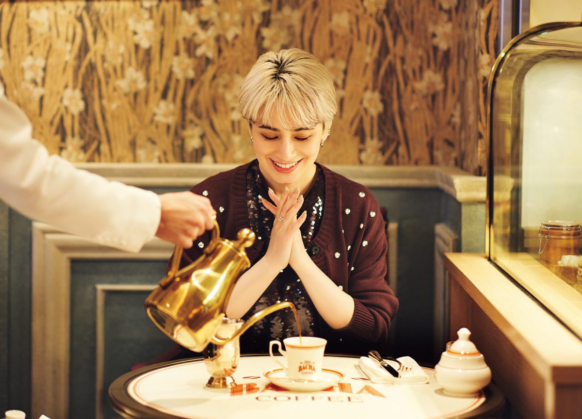 「Bacha Coffee 銀座」を楽しむホラン千秋さん