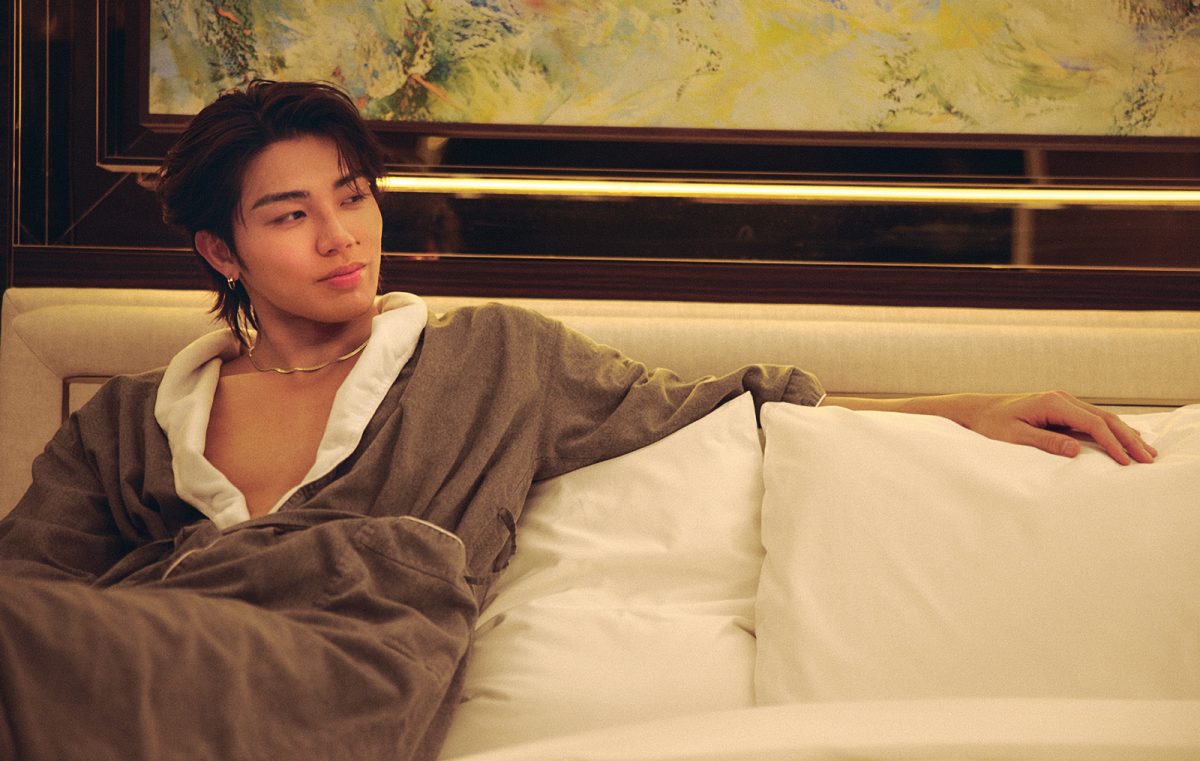 ソファで寛ぐ武知海青氏