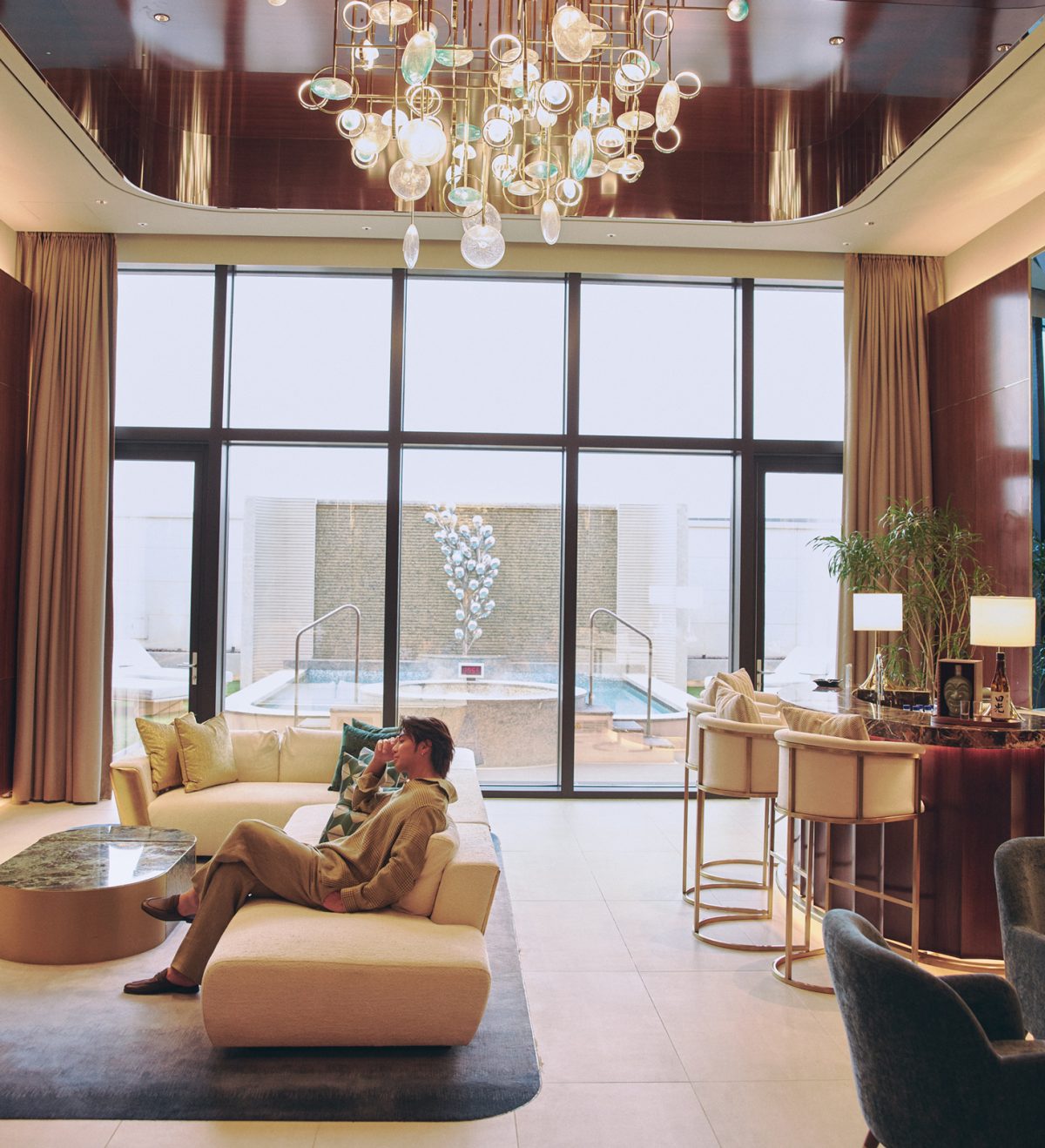 ソファで寛ぐ武知海青氏